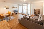 Wohn-Essbereich mit Couch - DünenResort Binz 417 - Top-Hundeurlaub