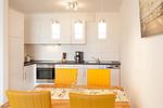 Wohn-Essbereich mit Küchenzeile - DünenResort Binz 417 - Top-Hundeurlaub