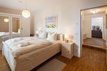 Schlafzimmer mit Doppelbett - DünenResort Binz 417 - Top-Hundeurlaub