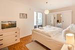 Schlafzimmer mit Doppelbett - DünenResort Binz 417 - Top-Hundeurlaub
