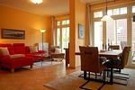Wohn-Essbereich mit Couch und Esstisch - Dünenschloss 1-21 - Top-Hundeurlaub