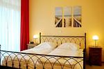 Schlafzimmer mit Doppelbett - Dünenschloss 1-21 - Top-Hundeurlaub