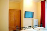Schlafzimmer mit Doppelbett und Kleiderschrank - Dünenschloss 1-21 - Top-Hundeurlaub