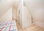 Bett & Schrank im Schlafzimmer im 2. OG - Achterdeck - Hüs in Lee - Top-Hundeurlaub