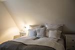 Dieses Schlafzimmer ist durch das erste Schlafzimmer erreichbar. Hier ist ein Flachbildfernseher installiert. - Haus am Turm - Top-Hundeurlaub