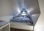 ... das in die Dachschräge eingebaute Queen-Size-Bett. - Haus am Turm - Top-Hundeurlaub
