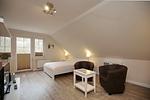 Wohnzimmer mit Doppelbett und Sitzgruppe - Wohnung 14 - Top-Hundeurlaub