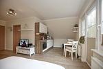 Wohnzimmer mit Küchen- und Essbereich - Wohnung 14 - Top-Hundeurlaub