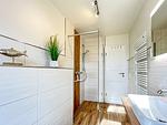 Badezimmer im EG mit Blick zur Dusche - Haus 37a - Top-Hundeurlaub
