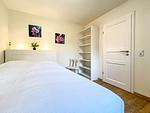 Schlafzimmer im EG mit Regal - Haus 37a - Top-Hundeurlaub