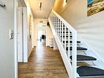 Eingangsbereich mit Blick zum Wohnzimmer - Haus 37a - Top-Hundeurlaub