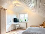 Schlafzimmer im DG mit TV - Haus 37a - Top-Hundeurlaub