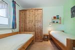 erstes Schlafzimmer mit Einzelbetten und Kleiderschrank - Haus 26b - Top-Hundeurlaub
