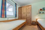 erstes Schlafzimmer mit Einzelbetten und Kleiderschrank - Haus 26b - Top-Hundeurlaub
