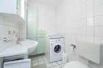 Badezimmer mit Waschmaschine und Waschbecken - Haus 26b - Top-Hundeurlaub