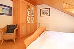 2. Schlafzimmer im Dachgeschoss mit Kleiderschrank - Haus 26b - Top-Hundeurlaub