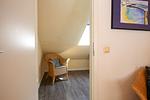 2. Schlafzimmer mit Blick ins Bad - Haus 26b - Top-Hundeurlaub