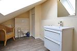 Badezimmer im Obergeschoss mit WC und Waschbecken - Haus 26b - Top-Hundeurlaub