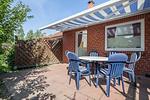 Terrasse mit Gartenmöbeln und Markise - Haus 26b - Top-Hundeurlaub