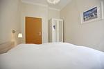 Schlafzimmer mit Doppelbett und Kleiderschrank - Wohnung 01 - Top-Hundeurlaub