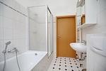 Badezimmer mit Dusche und Badewanne - Wohnung 01 - Top-Hundeurlaub