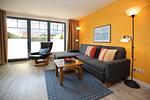 Wohnzimmer mit Zugang zur Terrasse - Wohnung 02-3 - Top-Hundeurlaub