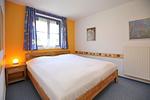 Schlafzimmer mit Doppelbett - Wohnung 02-3 - Top-Hundeurlaub