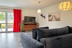 Wohnzimmer mit Sitzecke und TV - Reethaus 03a - Top-Hundeurlaub