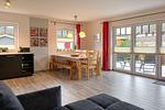 Wohnzimmer mit Zugang zur Terrasse - Reethaus 03a - Top-Hundeurlaub