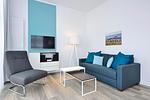 Wohn/ Essbereich mit Couch, Sessel und Fernseher - Aparthotel Anna Düne 0-08 - Top-Hundeurlaub