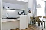 Wohn/ Essbereich mit Küchenzeile und Esstisch - Aparthotel Anna Düne 0-08 - Top-Hundeurlaub