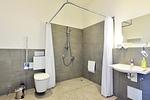 Badezimmer mit Dusche, WC und Waschtisch - Aparthotel Anna Düne 0-08 - Top-Hundeurlaub