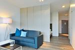 Wohn/ Essbereich mit Couch und Tisch - Aparthotel Anna Düne 1-16 - Top-Hundeurlaub