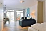 Wohn/ Essbereich mit Couch - Aparthotel Anna Düne 1-16 - Top-Hundeurlaub