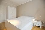 1. Schlafzimmer mit Doppelbett und Kleiderschrank - Wohnung 03 - Top-Hundeurlaub