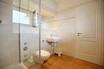 Duschbad mit Waschbecken und WC - Wohnung 03 - Top-Hundeurlaub