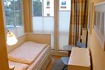 Schlafzimmer mit Einzelbett - Dünenschloss 1-28 - Top-Hundeurlaub