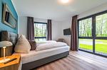 Apartment Yoga-Oase Krakow am See – Schlafzimmer mit sanften Farben und große Fenster mit Naturblick - Waldameise - Top-Hundeurlaub