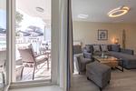Ferienwohnung Godewind Aparthotel Zingst - direkter Zugang zum Balkon vom Wohnzimmer aus - Godewind - Top-Hundeurlaub