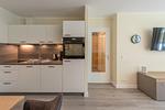 Ferienwohnung Godewind Aparthotel Zingst - moderne offene Küchenzeile - Godewind - Top-Hundeurlaub