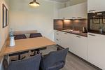 Ferienwohnung Godewind Aparthotel Zingst - offene moderne Küche mit Essbereich - Godewind - Top-Hundeurlaub