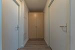 Ferienwohnung Godewind Aparthotel Zingst - Blick in den Flur mit großem Kleiderschrank - Godewind - Top-Hundeurlaub