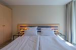 Ferienwohnung Godewind Aparthotel Zingst - Blick auf das gemütliche Doppelbett im Schlafzimmer - Godewind - Top-Hundeurlaub