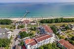 Ferienwohnung Godewind Aparthotel Zingst - Drohnenaufnahme vom Hauptgebäude und Umgebung - Godewind - Top-Hundeurlaub
