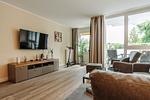 Ferienwohnung Godewind Aparthotel Zingst - Blick auf den Tv im Wohnzimmer - Godewind - Top-Hundeurlaub