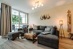 Ferienwohnung Godewind Aparthotel Zingst - gemütliche Couch im Wohnzimmer - Godewind - Top-Hundeurlaub