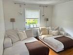Gemütliches Wohnzimmer mit Sofa und Blick ins Grüne in Villa Saleboda - Villa Saleboda - Top-Hundeurlaub