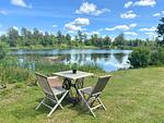 Sitzplatz mit Seeblick im Garten von Villa Saleboda - Villa Saleboda - Top-Hundeurlaub