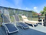 Terrasse mit Liegestühlen und Seeblick - Villa Saleboda - Top-Hundeurlaub