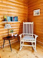 Leseecke mit Schaukelstuhl im Schwedenhaus Sommerlycka - Haus Sommerlycka - Top-Hundeurlaub